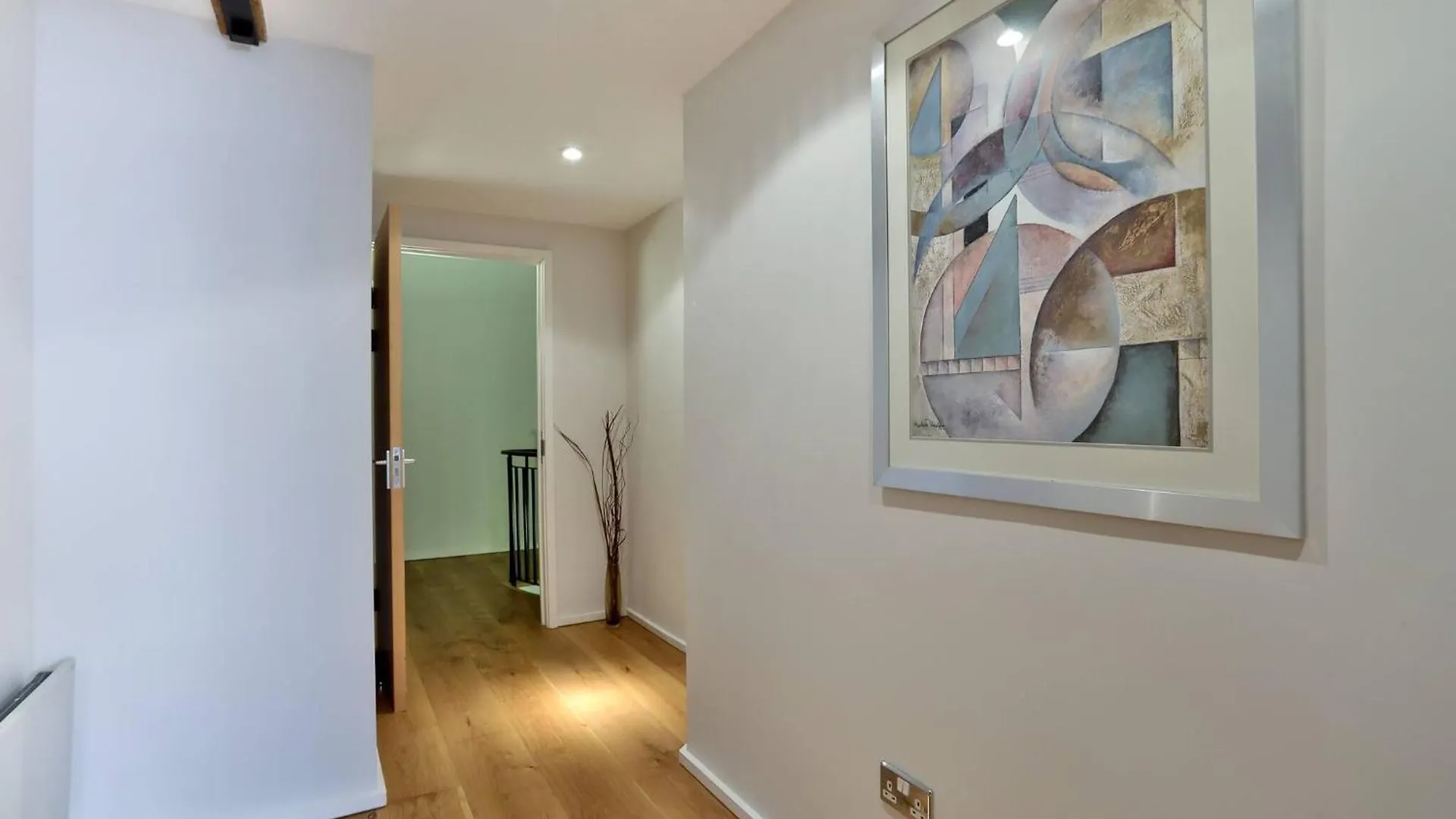 Wild Roses Serviced Apartments - Excel Warehouse 1 London