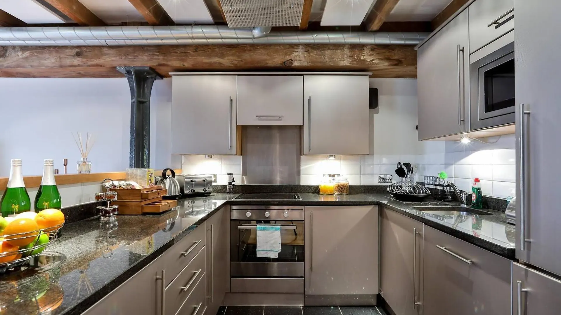 Wild Roses Serviced Apartments - Excel Warehouse 1 London 0*,