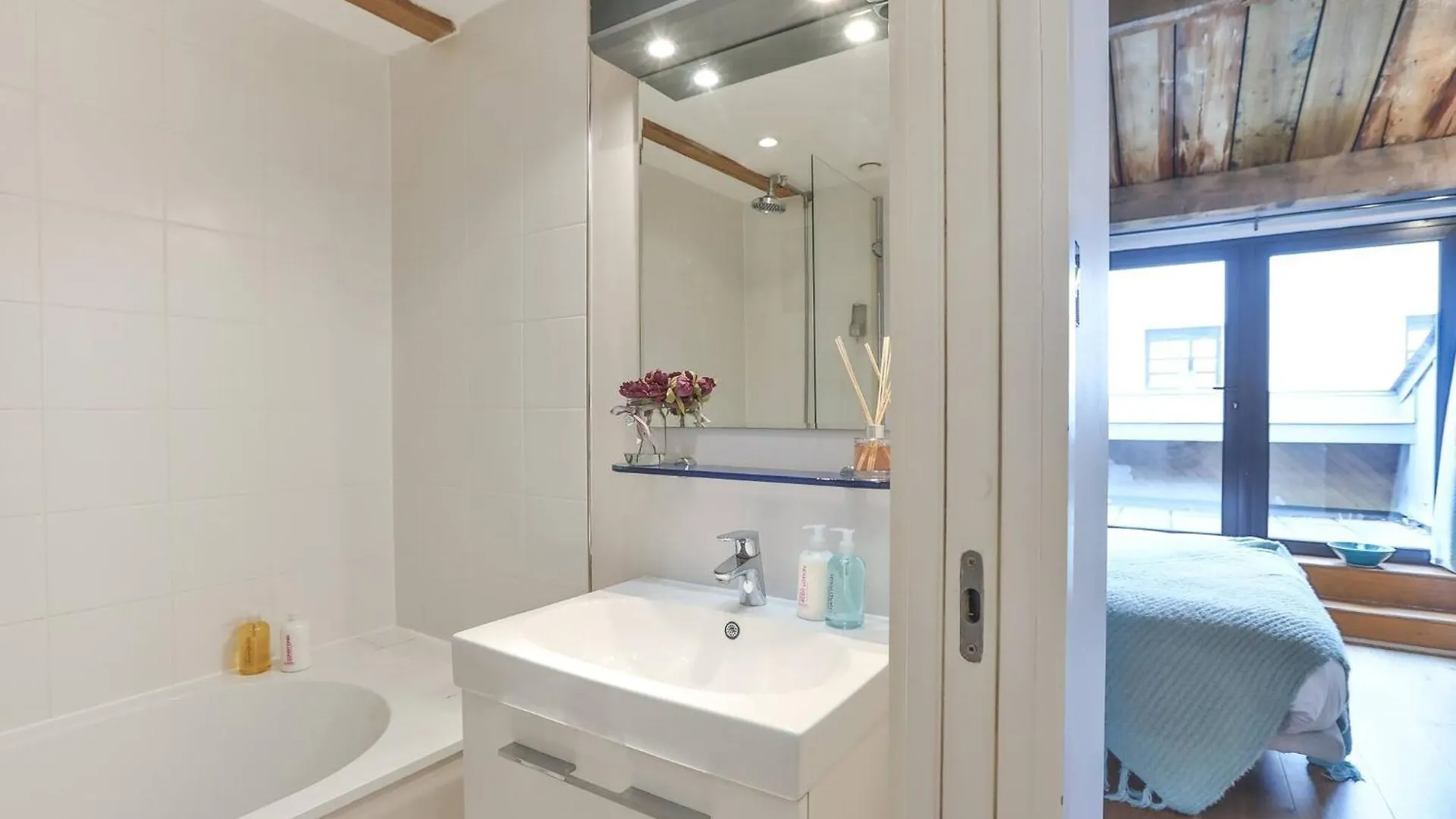 Wild Roses Serviced Apartments - Excel Warehouse 1 London