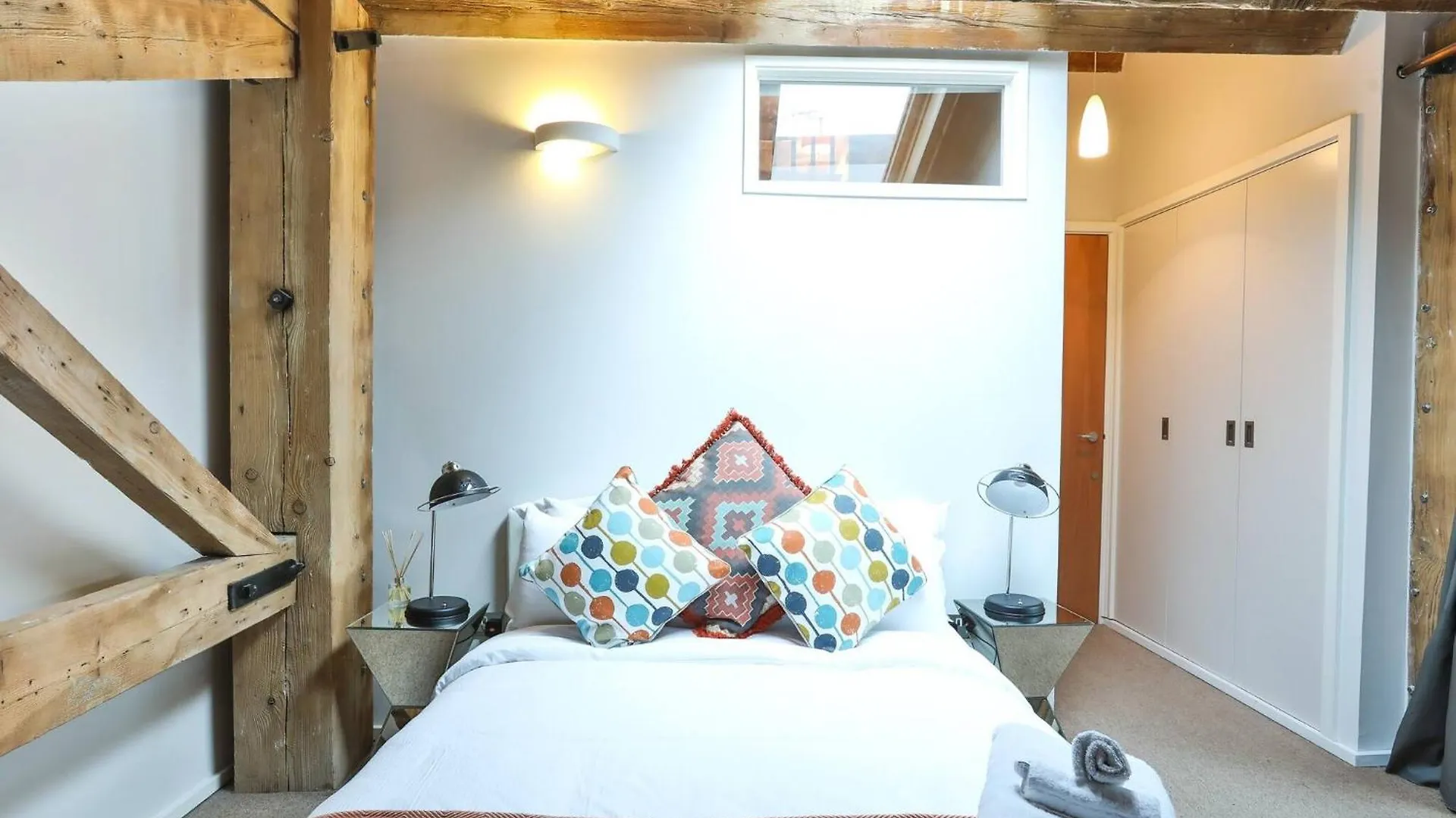 Wild Roses Serviced Apartments - Excel Warehouse 1 London