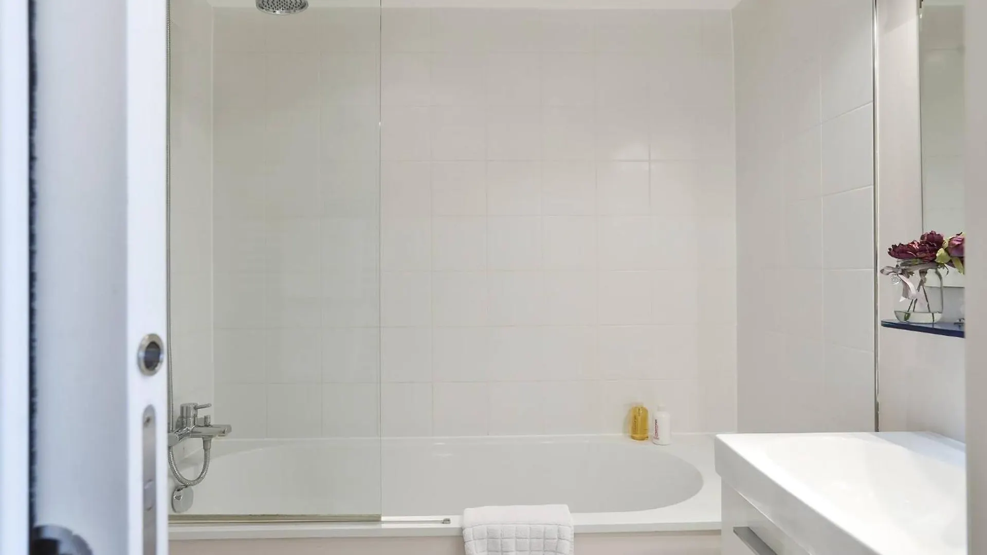 Wild Roses Serviced Apartments - Excel Warehouse 1 London
