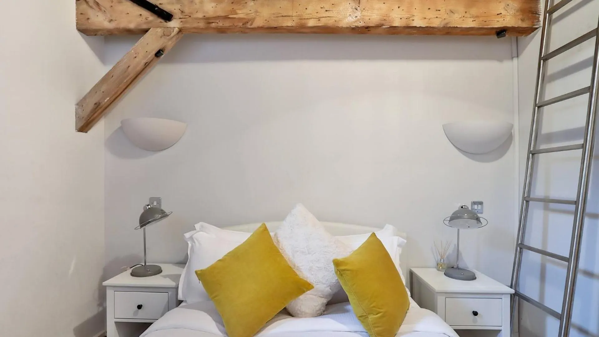 Wild Roses Serviced Apartments - Excel Warehouse 1 London