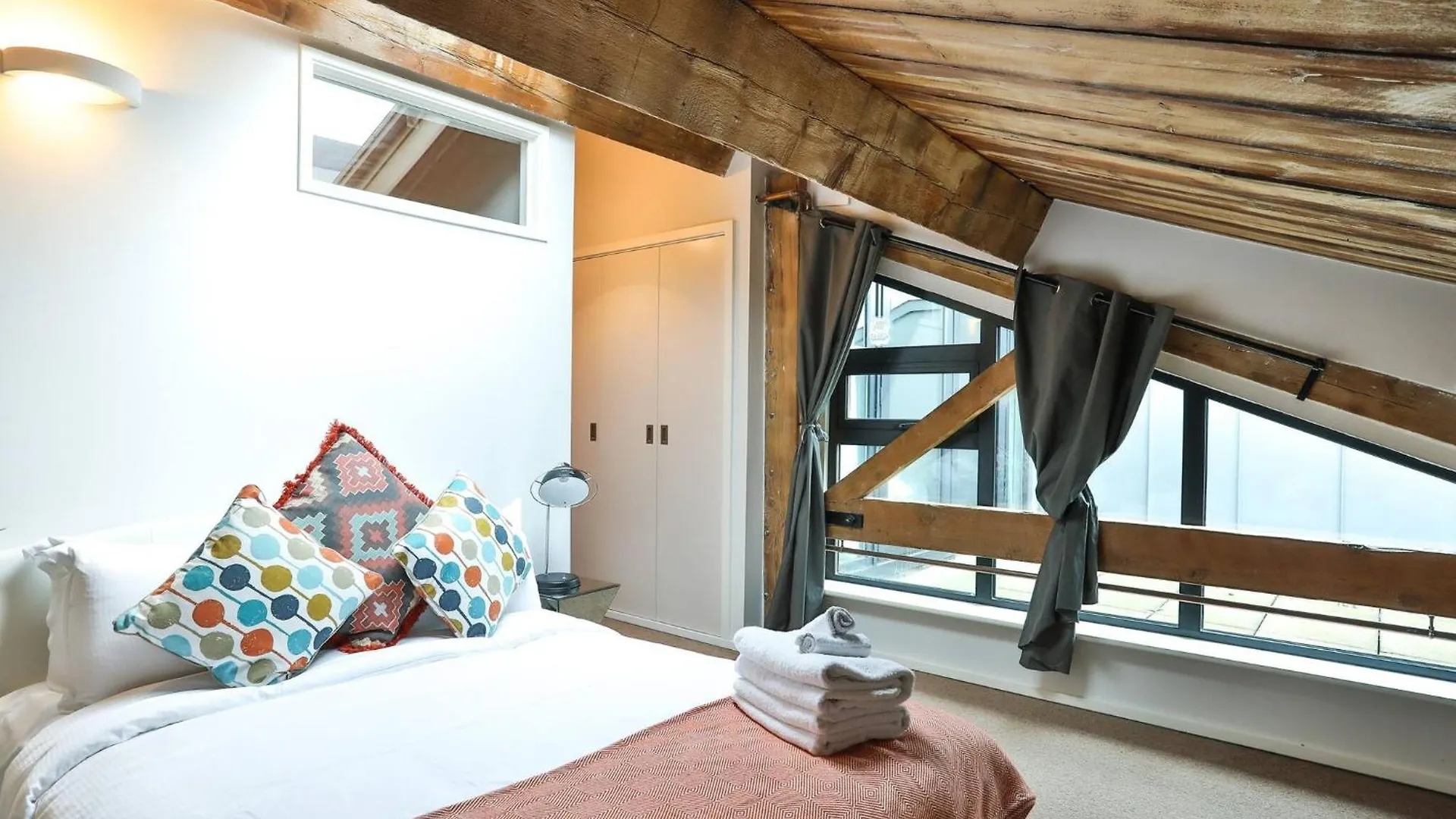 Wild Roses Serviced Apartments - Excel Warehouse 1 London