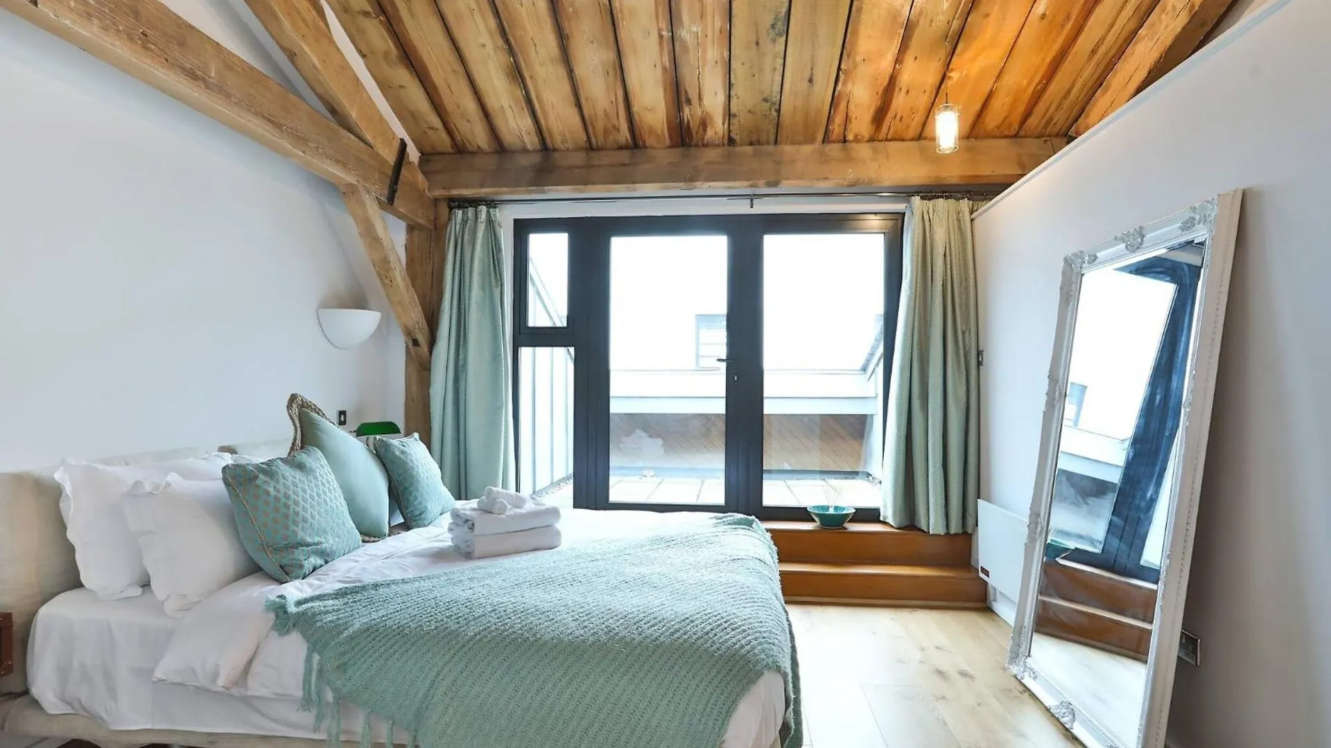 Wild Roses Serviced Apartments - Excel Warehouse 1 London