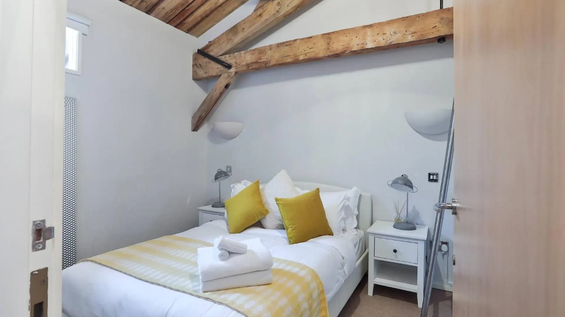 Wild Roses Serviced Apartments - Excel Warehouse 1 London